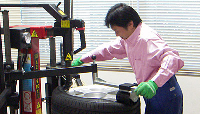 ランフラットテクノロジー採用タイヤ交換訓練風景
