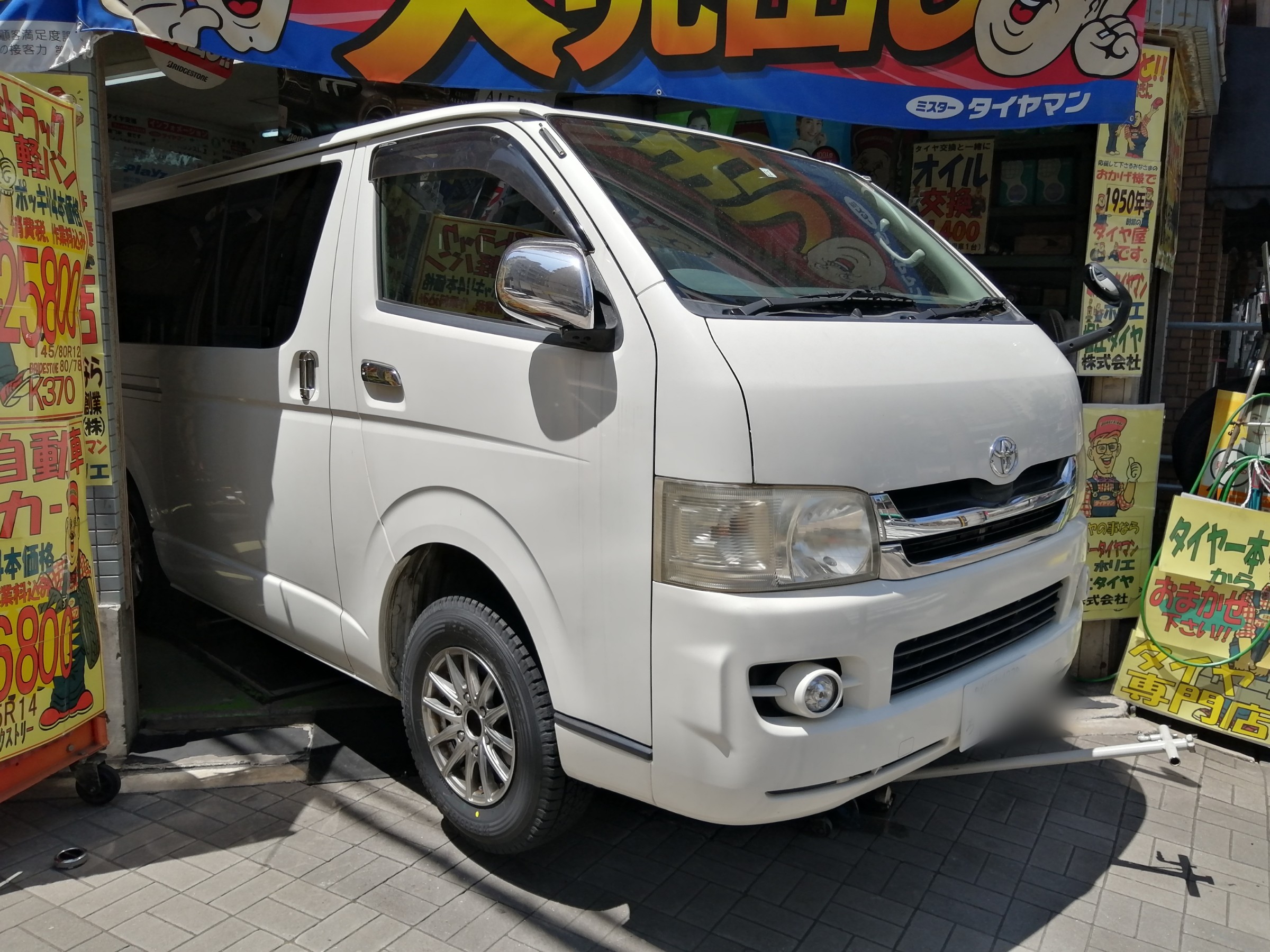 トヨタ ハイエースにスタッドレスタイヤ！！( ﾉ^ω^)ﾉ | トヨタ
