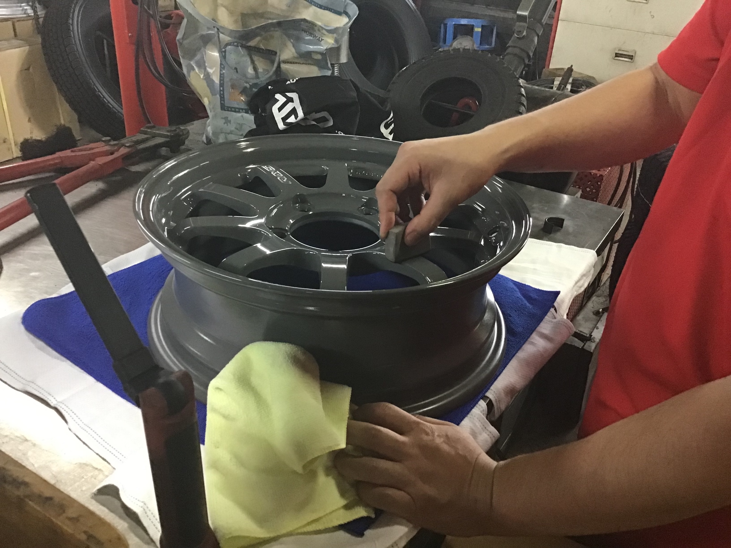 コーティング剤を塗り込んでいます