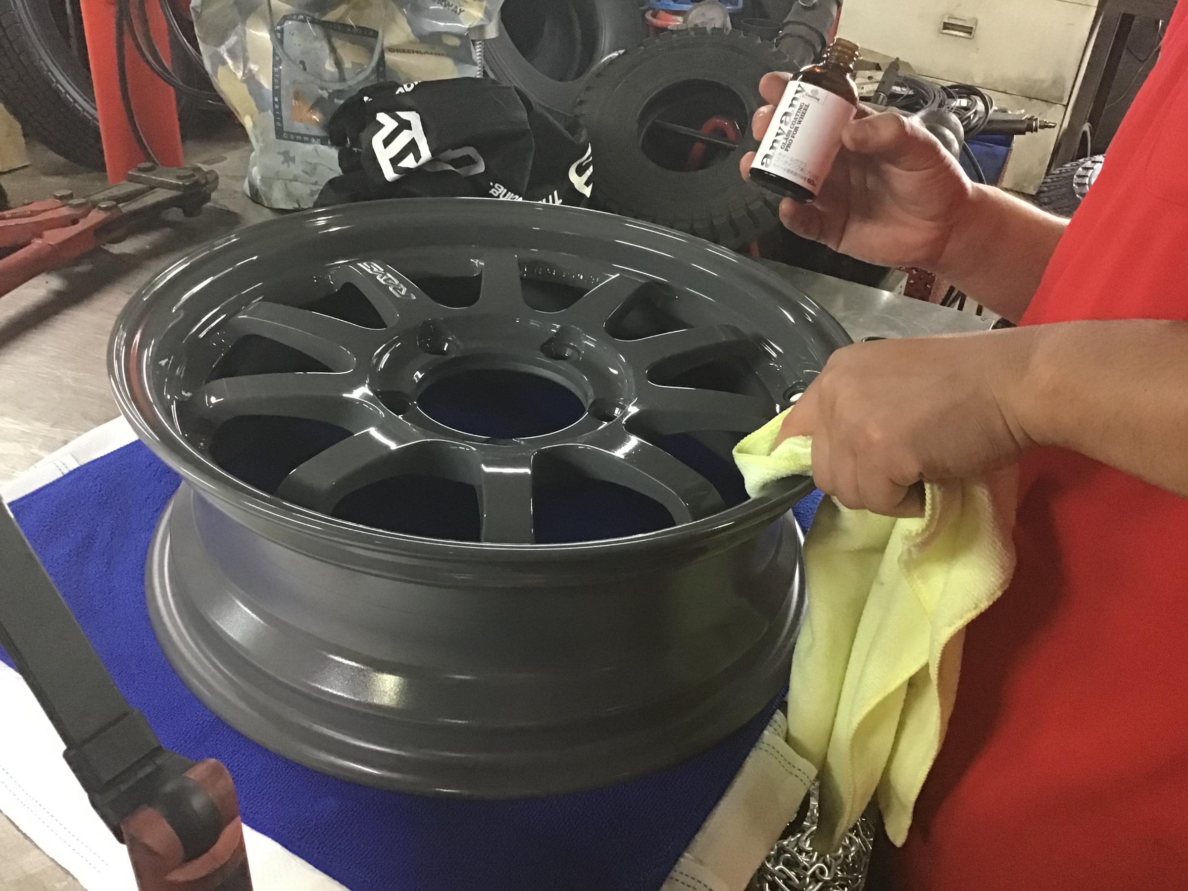 拭き残しが無いように拭き取っています