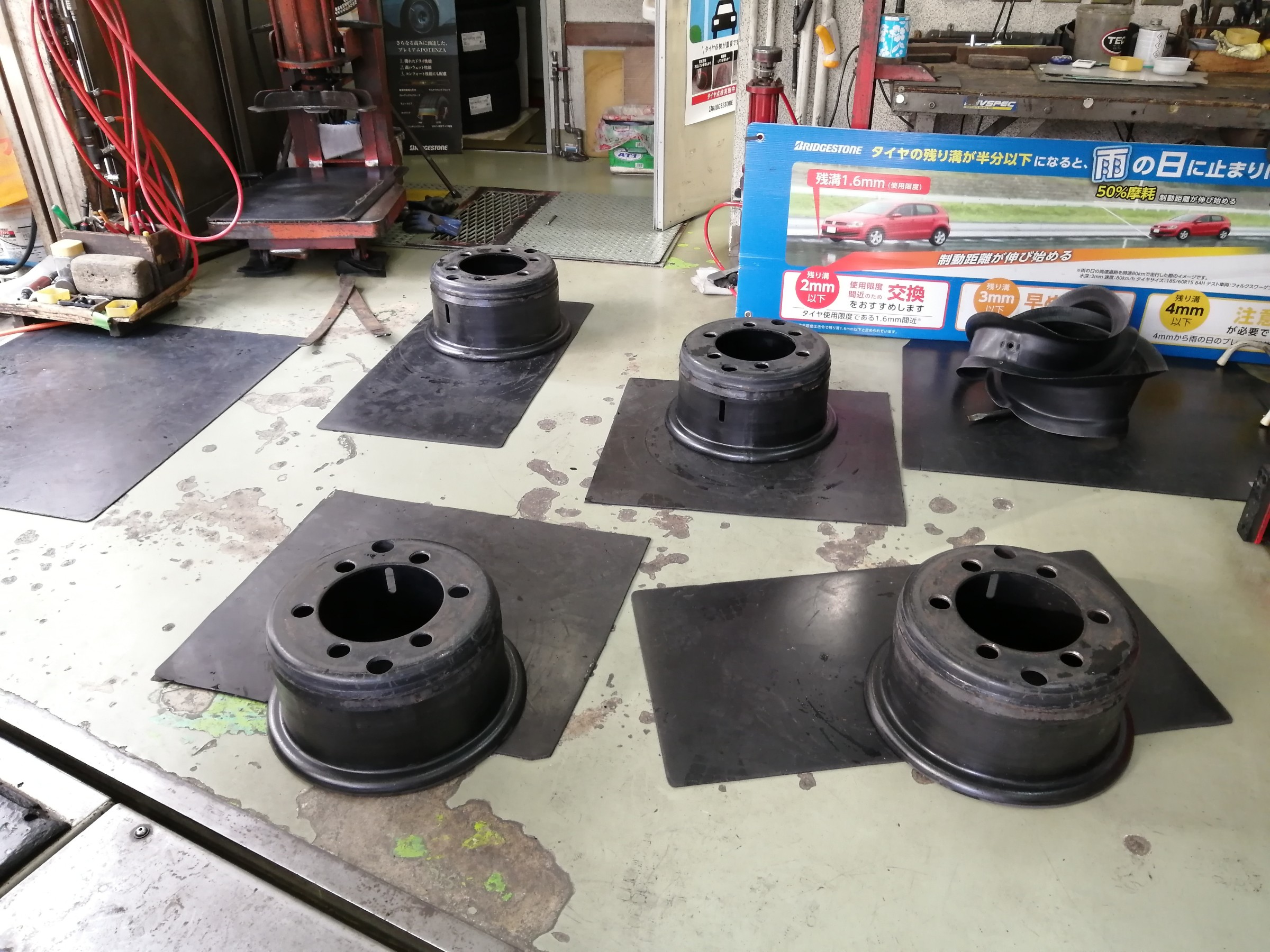 働くお車 フォークリフトタイヤ交換 スタッフ日記 ミスタータイヤマン ホリエ 大阪府 和歌山県のタイヤ カー用品ショップ ブリヂストンのタイヤ専門店 ミスタータイヤマン