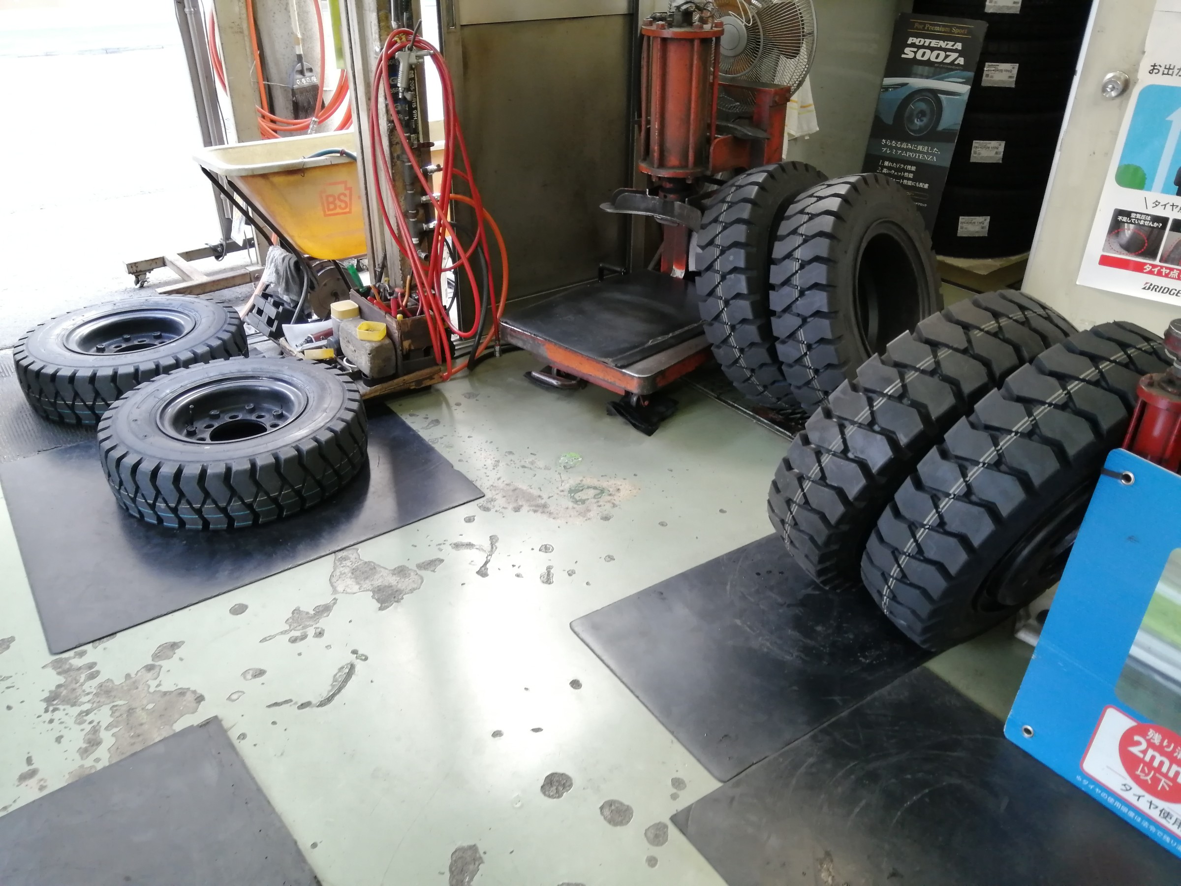 働くお車 フォークリフトタイヤ交換 スタッフ日記 ミスタータイヤマン ホリエ 大阪府 和歌山県のタイヤ カー用品ショップ ブリヂストンのタイヤ専門店 ミスタータイヤマン