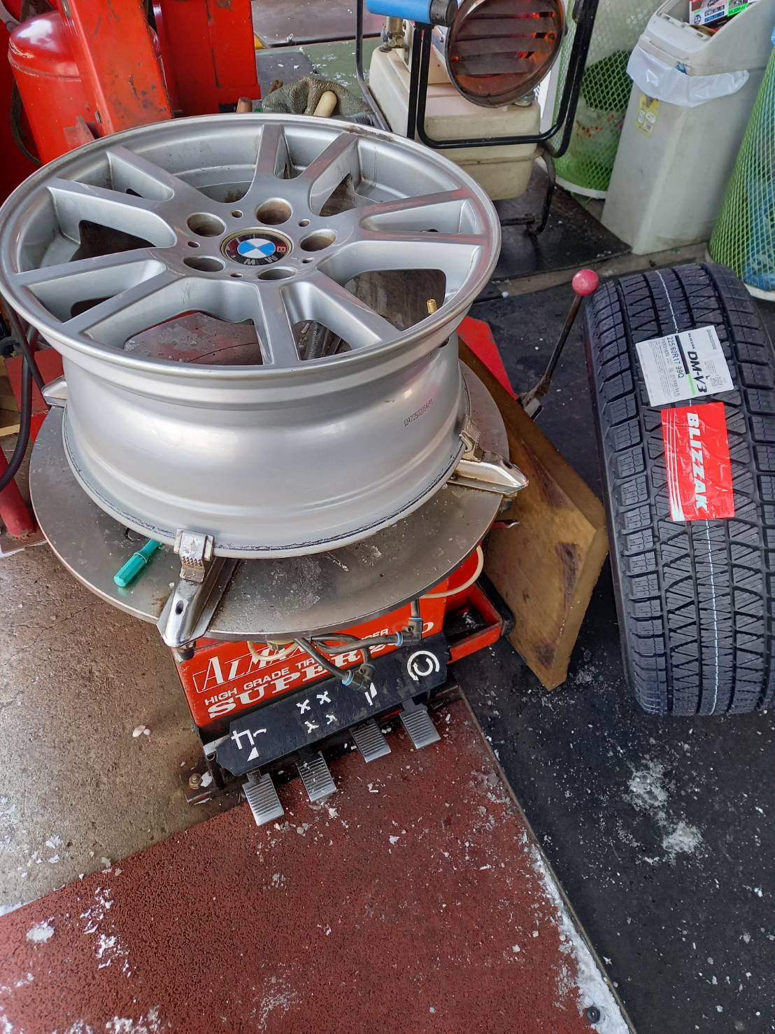 新品タイヤ入れ替え作業 O スタッフ日記 ミスタータイヤマン 名寄店 北海道のタイヤ カー用品ショップ ブリヂストンのタイヤ専門店