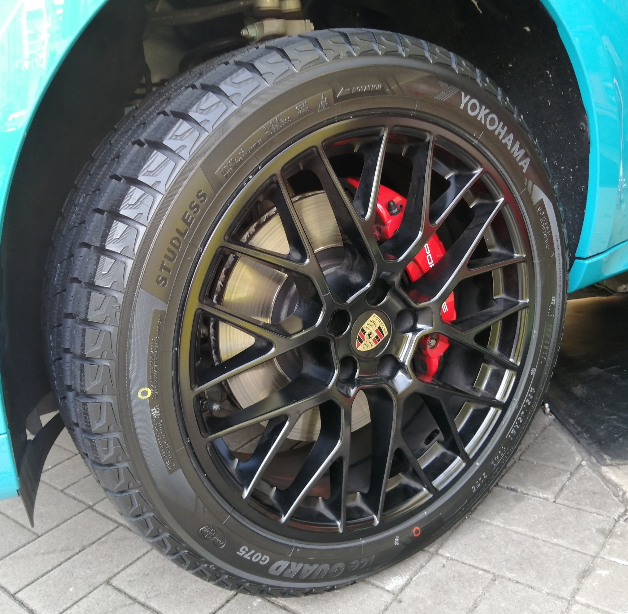 ポルシェ マカンGTS タイヤ交換 (^-^*) | ポルシェ タイヤ | スタッフ 