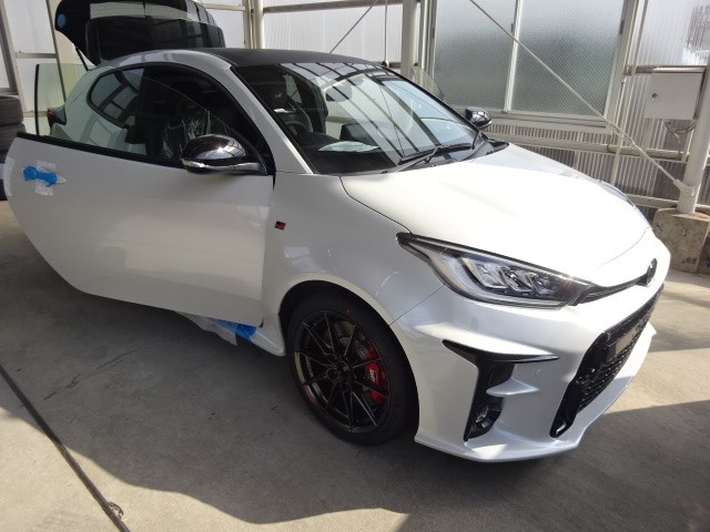 Grヤリスの新車にドラレコ取り付け フェラーリ５１２trの書類完了 エッセカスタムのシンクロナイザーリング破損発見 アルテッツァのタイヤ交換 トヨタ ヴィッツ Av ナビ機器 カー用品取付 セキュリティ エンジンスターター取付 スタッフ日記 ミスター