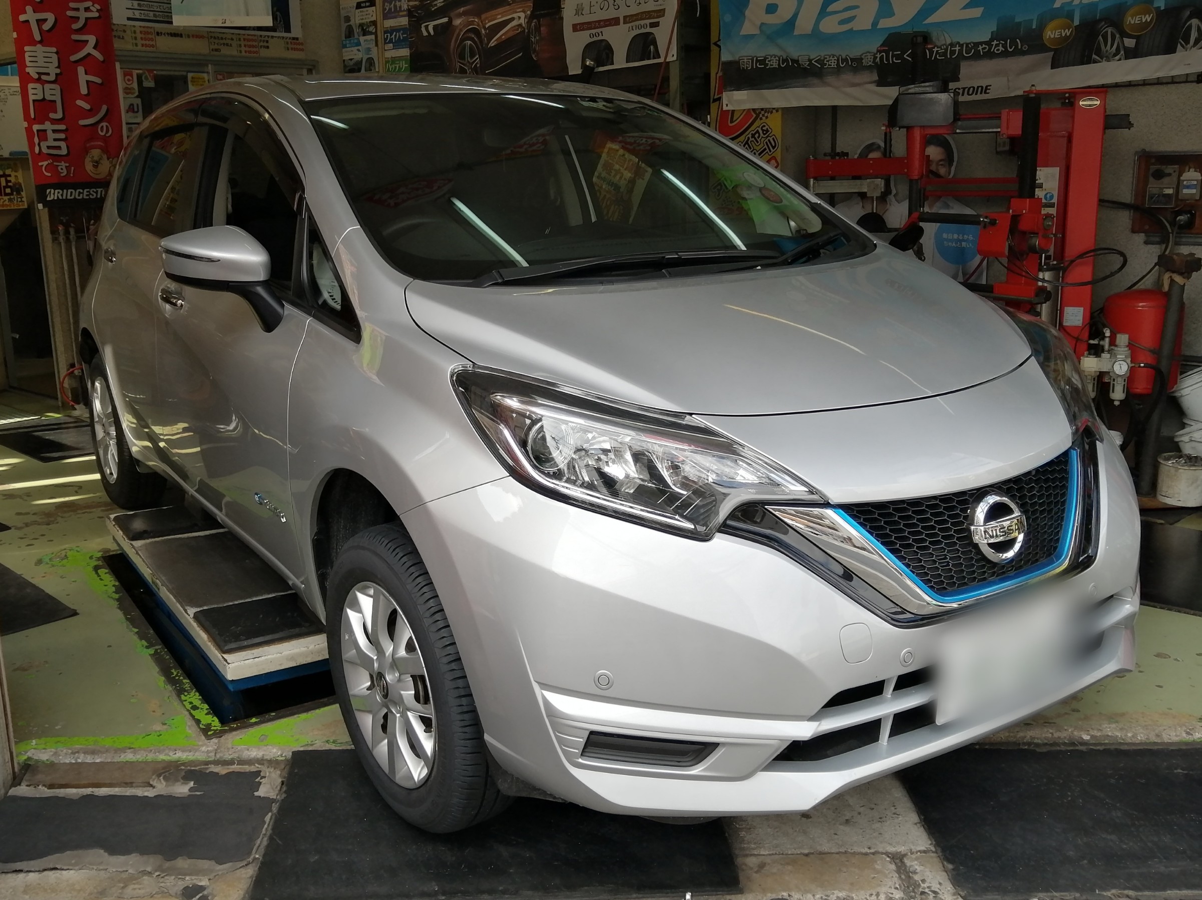 ニッサン ノートe Power タイヤ交換 日産 ノート タイヤ スタッフ日記 ミスタータイヤマン ホリエ 大阪府 和歌山県のタイヤ カー用品ショップ ブリヂストンのタイヤ専門店 ミスタータイヤマン