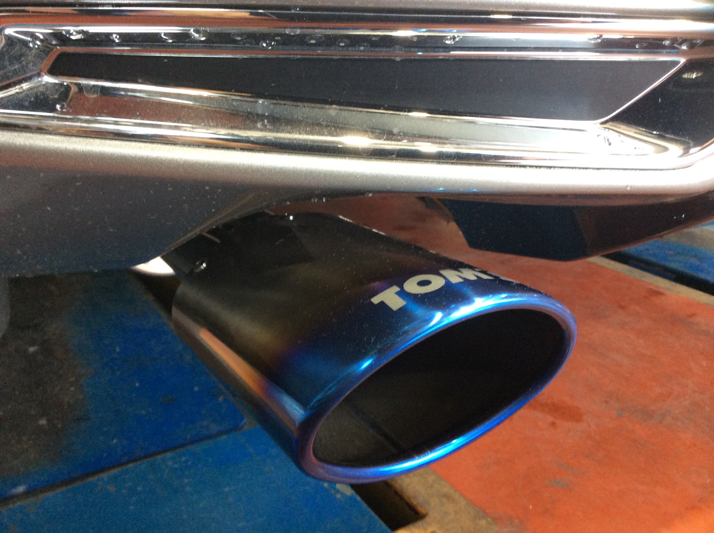 外からもトムスのロゴが見えます！