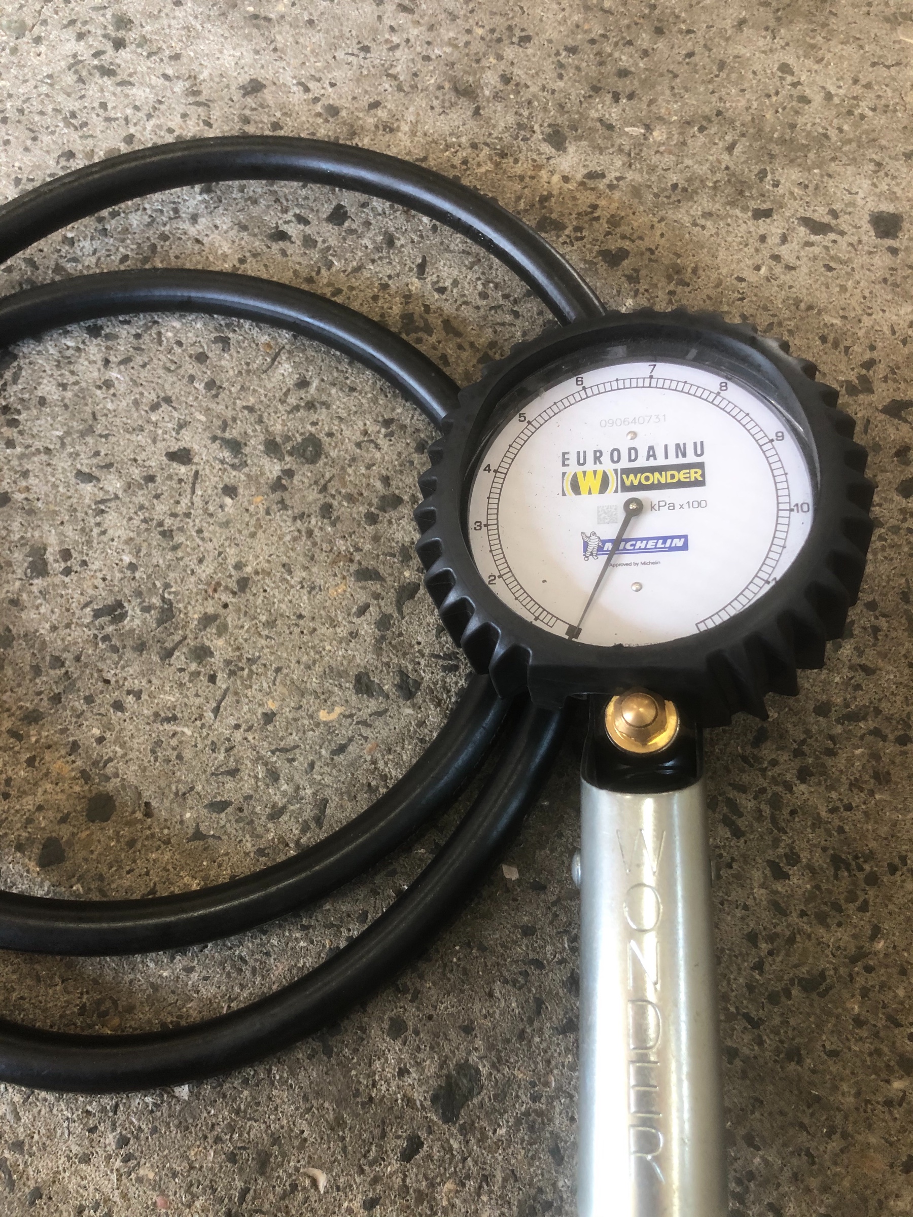 タイヤの空気圧٩ ۶ スタッフ日記 ミスタータイヤマン 八幡浜店 愛媛県のタイヤ カー用品ショップ ブリヂストンのタイヤ専門店