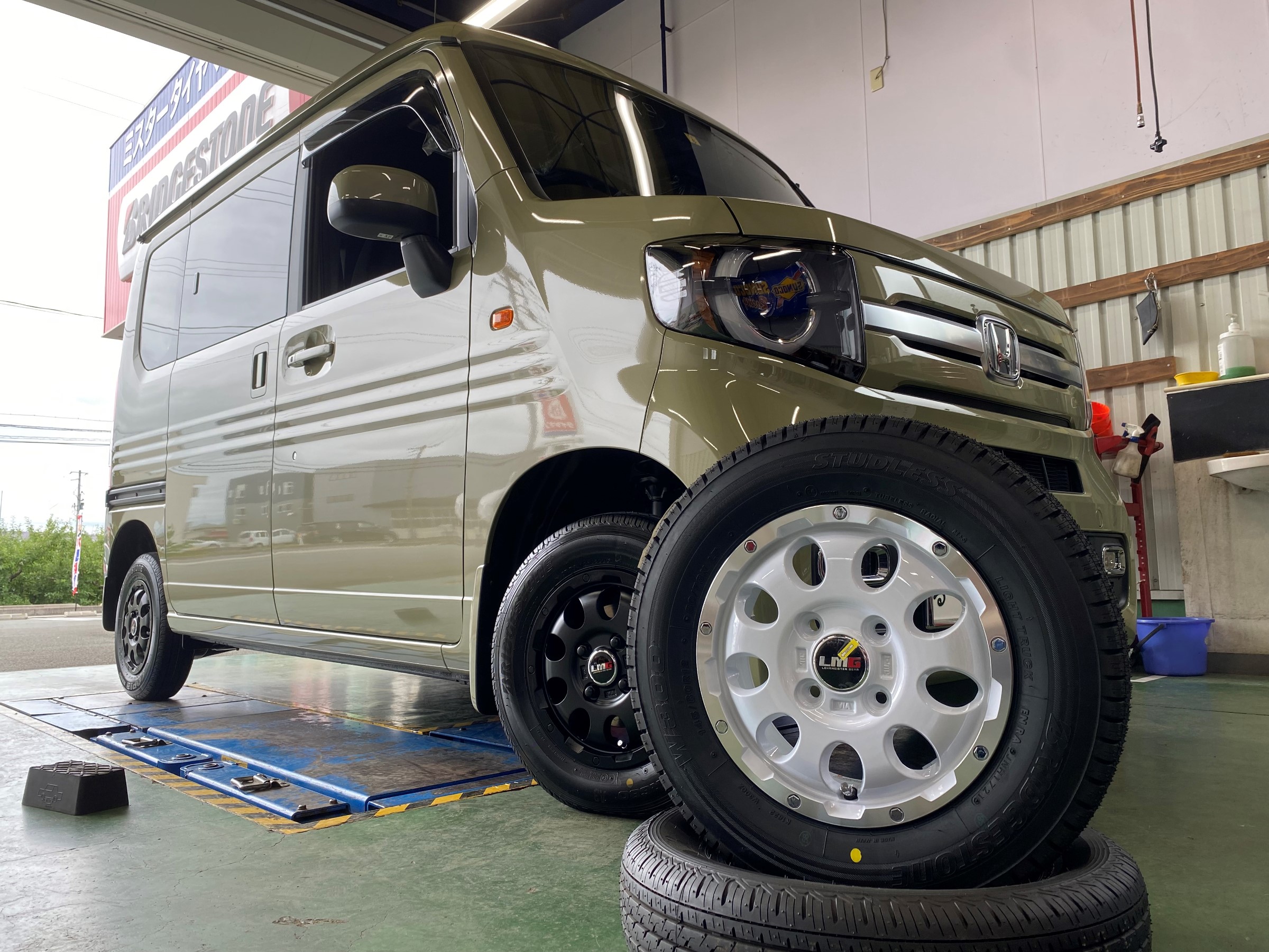 N Vanのお客様 タイヤ ホイールお買い上げありがとうございます ホンダ N Van ホイール タイヤ ホイール関連 ホイール交換 スタッフ日記 ミスタータイヤマン ひがしね店 タイヤ カー用品ショップ ブリヂストンのタイヤ専門店