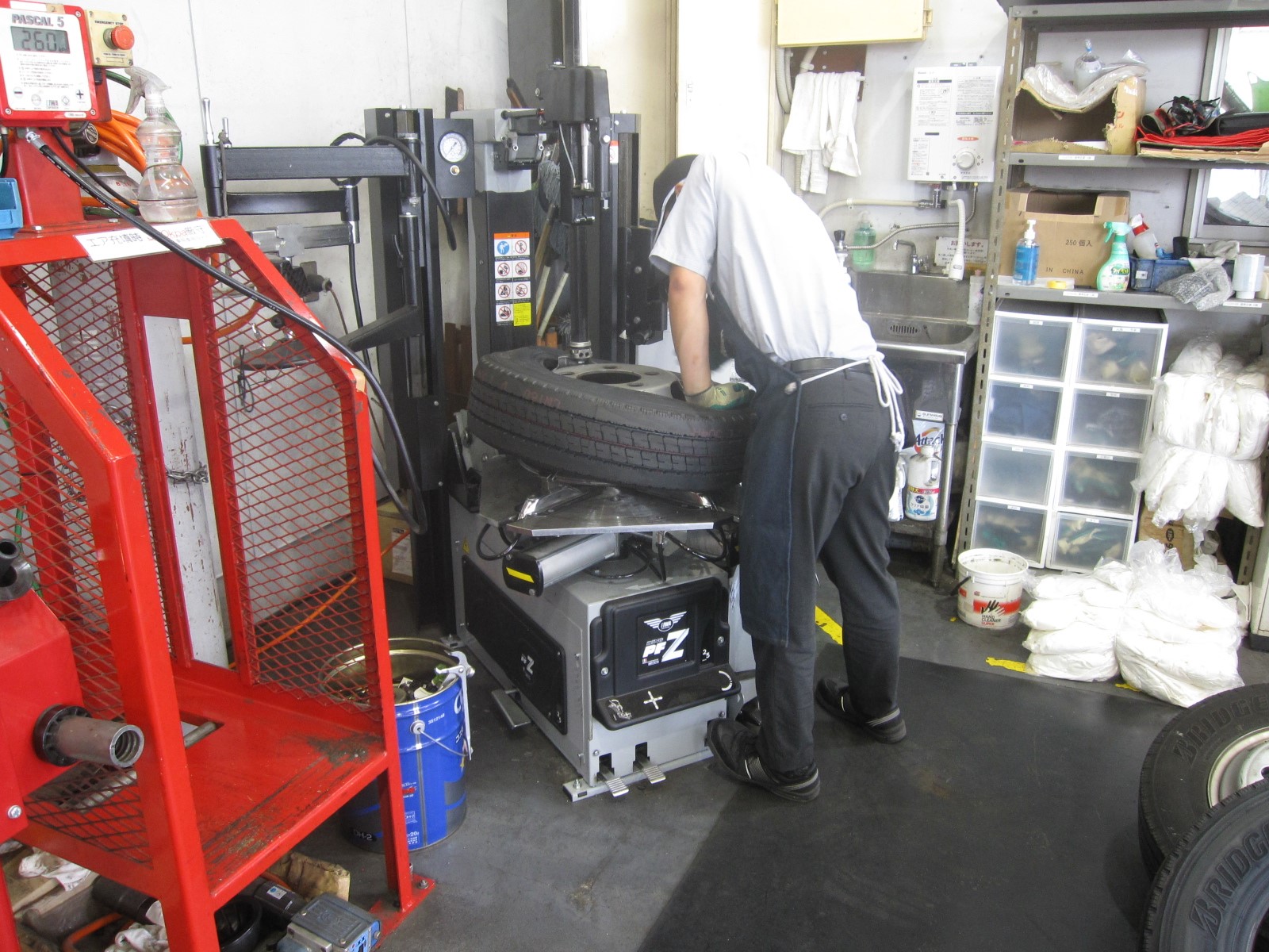 スタッフが交換