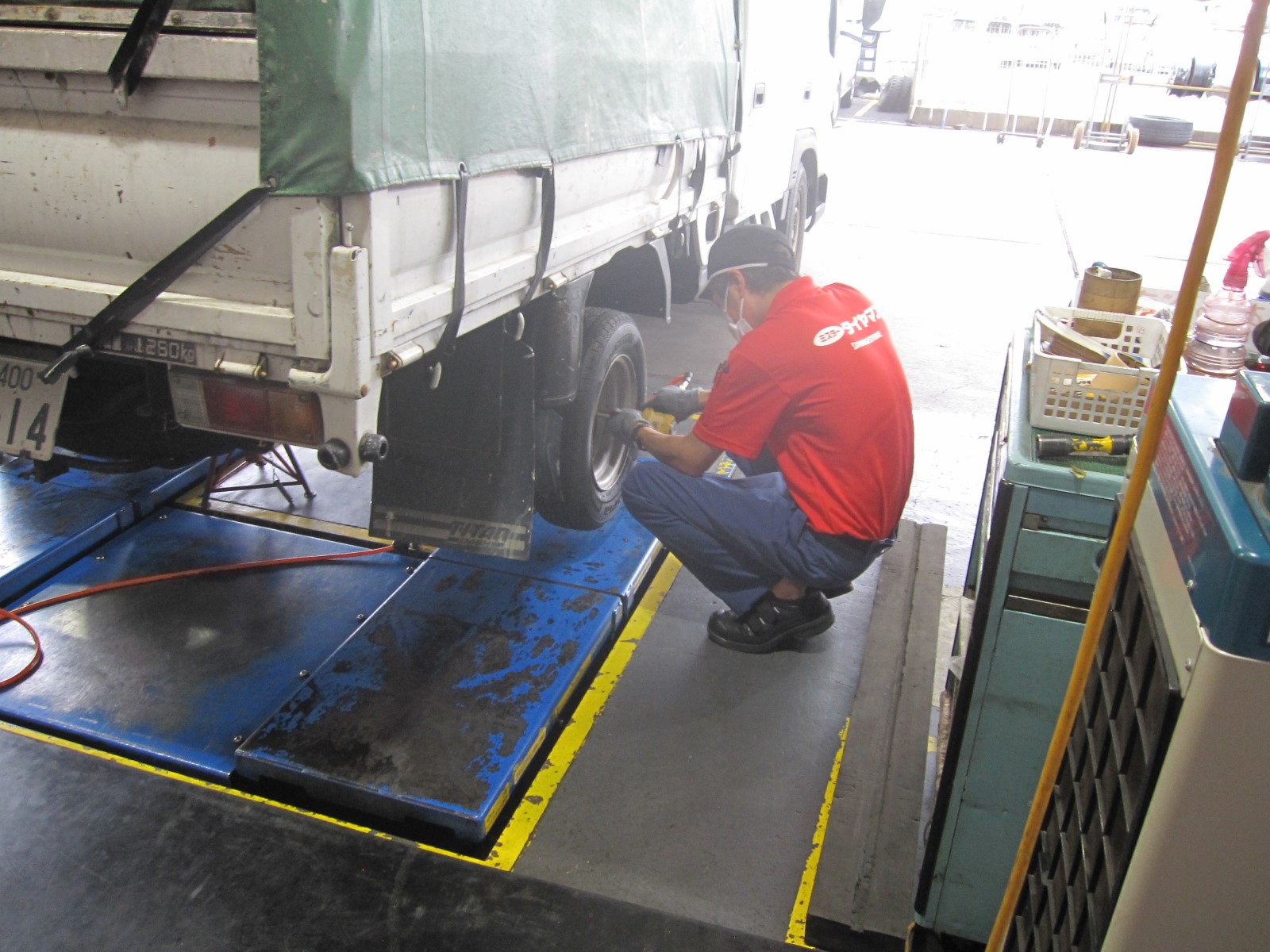 今川店長の取り付け作業