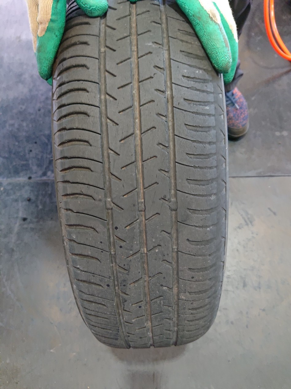 摩耗したタイヤ