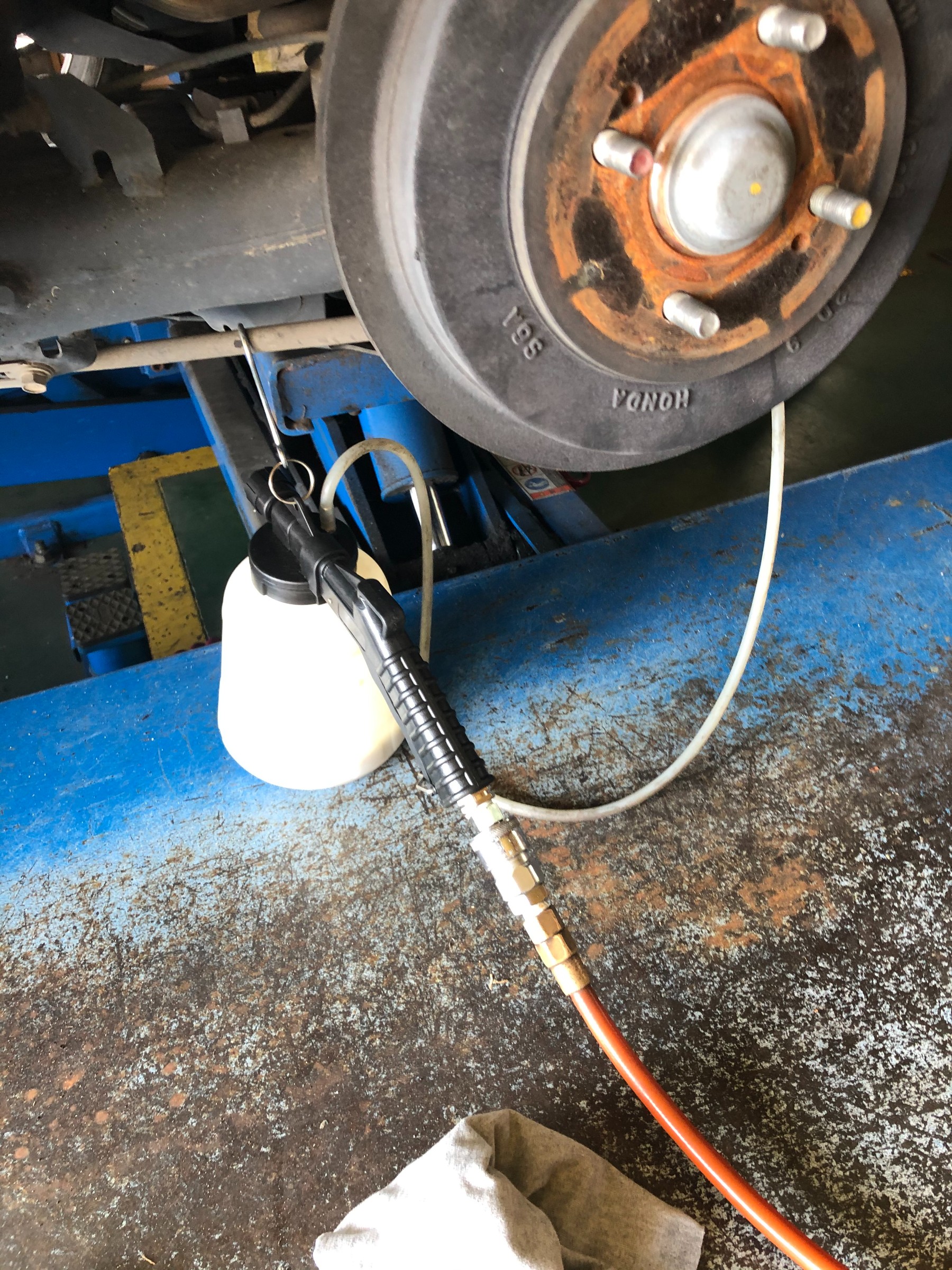 作業事例 フリードのブレーキオイル交換 ホンダ フリード メンテナンス商品 オイル関連 ブレーキフルード交換 スタッフ日記 ミスタータイヤマン 古市 タイヤ カー用品ショップ ブリヂストンのタイヤ専門店