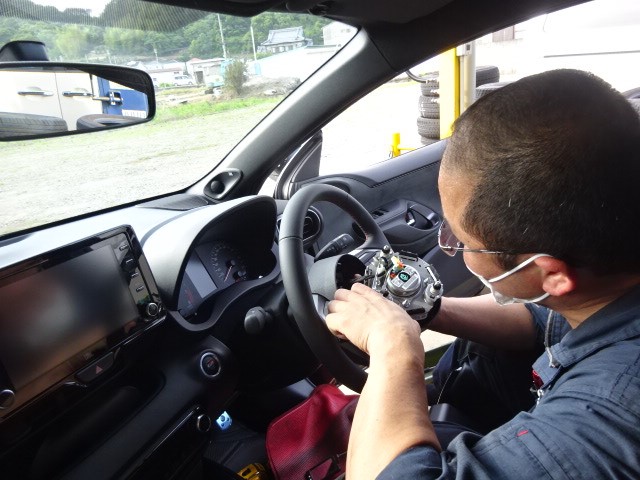 真っ黒grヤリスのステアリング交換 ステアリングスイッチ移設 トヨタ その他 スタッフ日記 ミスタータイヤマン M Tech ブリヂストンのタイヤ専門店 ミスタータイヤマン