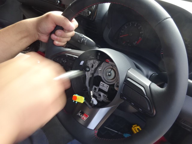 真っ黒grヤリスのステアリング交換 ステアリングスイッチ移設 トヨタ その他 スタッフ日記 ミスタータイヤマン M Tech ブリヂストンのタイヤ専門店 ミスタータイヤマン