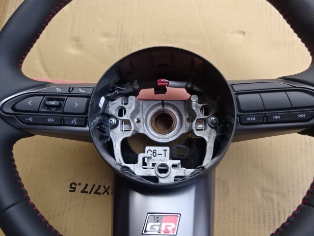 真っ黒grヤリスのステアリング交換 ステアリングスイッチ移設 トヨタ その他 スタッフ日記 ミスタータイヤマン M Tech ブリヂストンのタイヤ専門店 ミスタータイヤマン