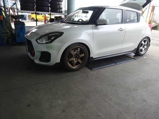 サーキット走行前のZC33Sスイフトスポーツのタイヤ交換 | スズキ