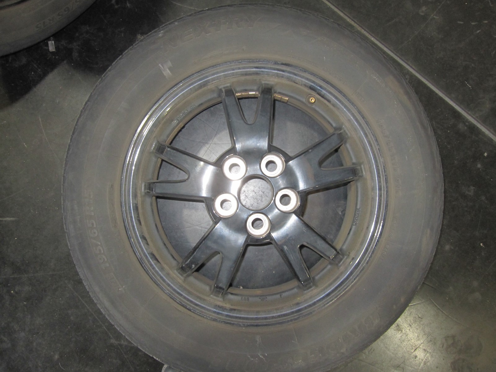 195 65r15 ネクストリーの交換 トヨタ プリウス タイヤ タイヤ ホイール関連 乗用車用タイヤ交換 技術 サービス ミスタータイヤマン 岡山店 岡山県のタイヤ カー用品ショップ ブリヂストンのタイヤ専門店