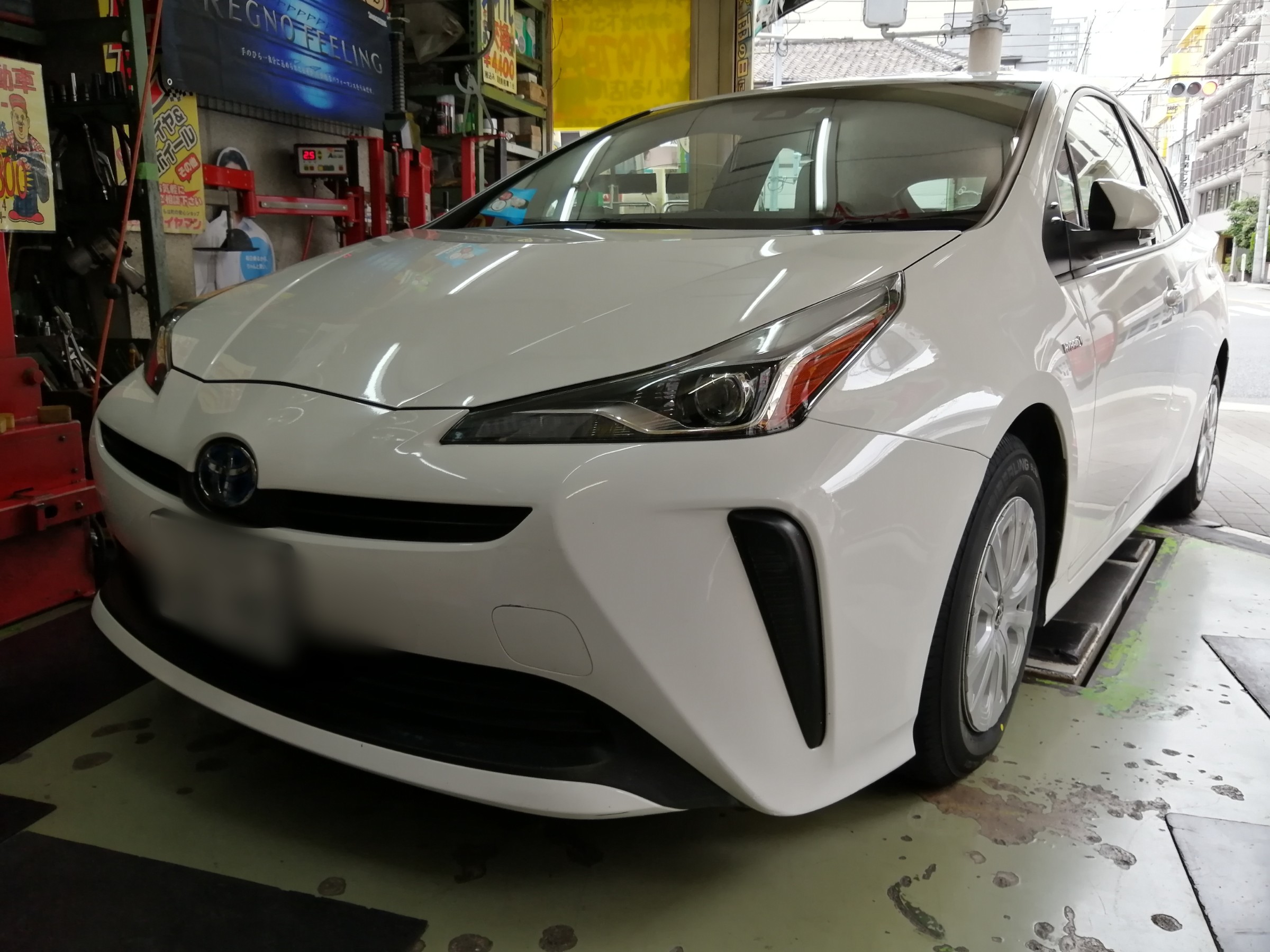 プリウスタイヤ交換 ﾟ ﾟ ﾉｼ トヨタ プリウス タイヤ スタッフ日記 ミスタータイヤマン ホリエ 大阪府 和歌山県のタイヤ カー用品ショップ ブリヂストンのタイヤ専門店 ミスタータイヤマン