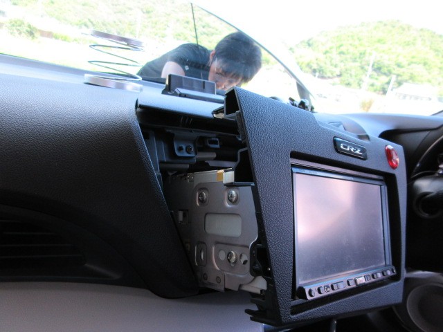 Cr Zにナビゲーション取り付けとプラグ交換 ホンダ Cr Z Av ナビ機器 カー用品取付 各社ナビゲーション取付 スタッフ日記 ミスタータイヤマン M Tech ブリヂストンのタイヤ専門店 ミスタータイヤマン