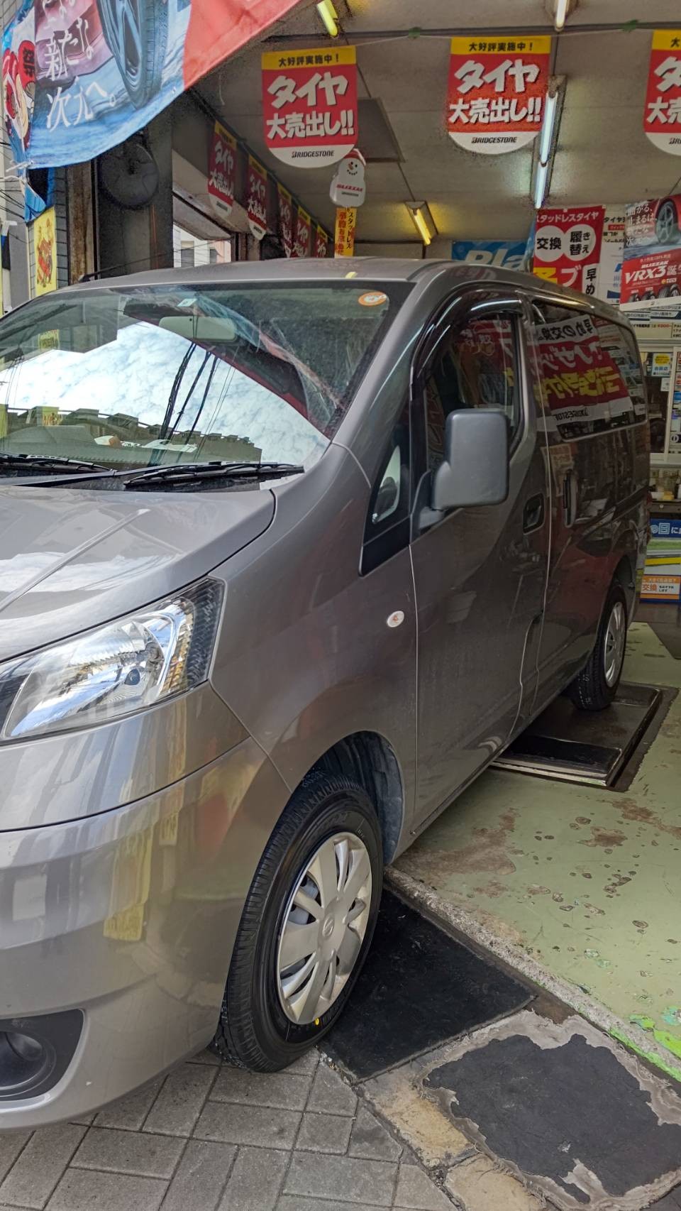 日産 NV200 タイヤ交換 o(^o^)o | 日産 タイヤ | スタッフ日記