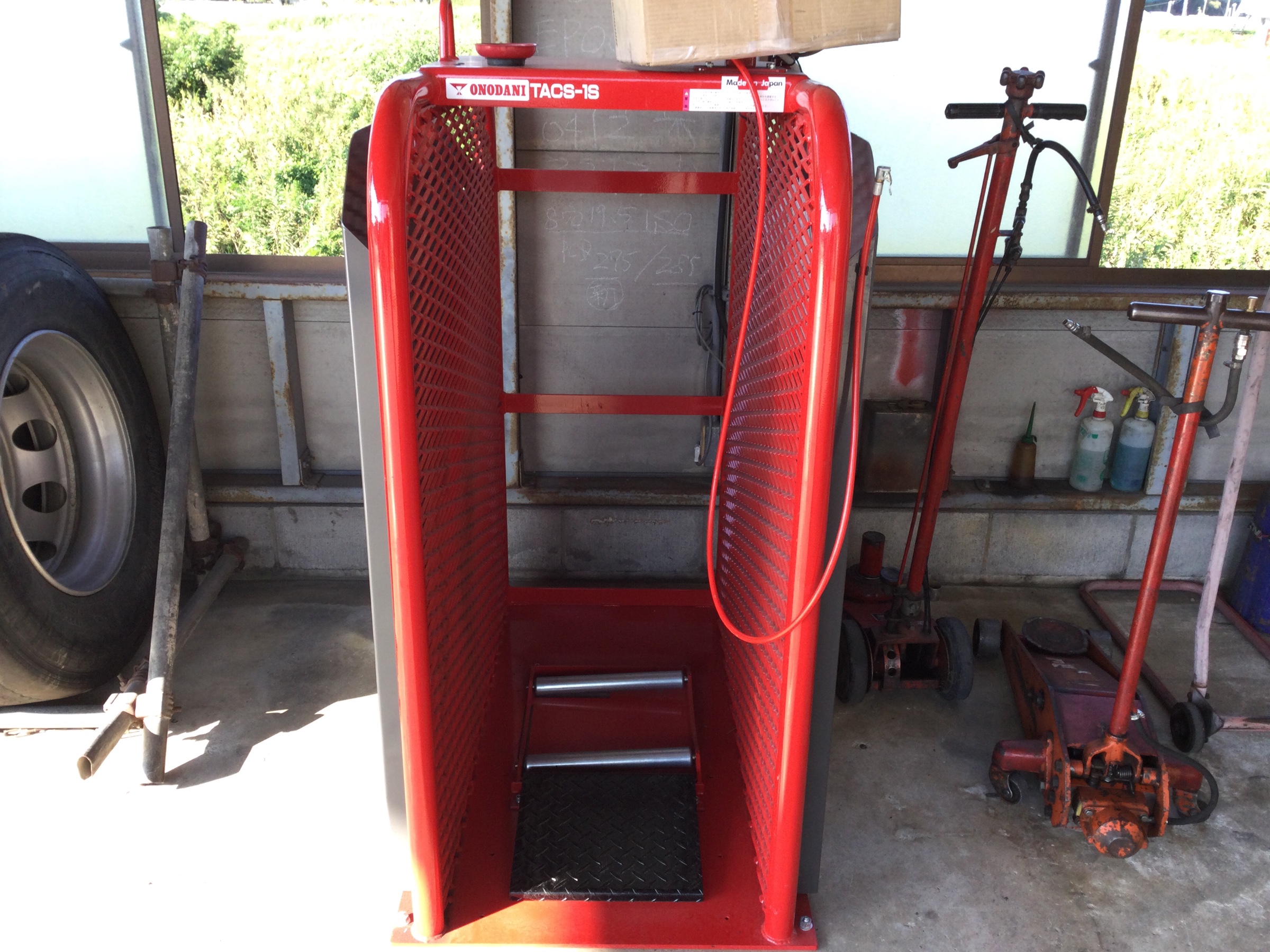 安全ゲージ付き自動空気圧充填機。