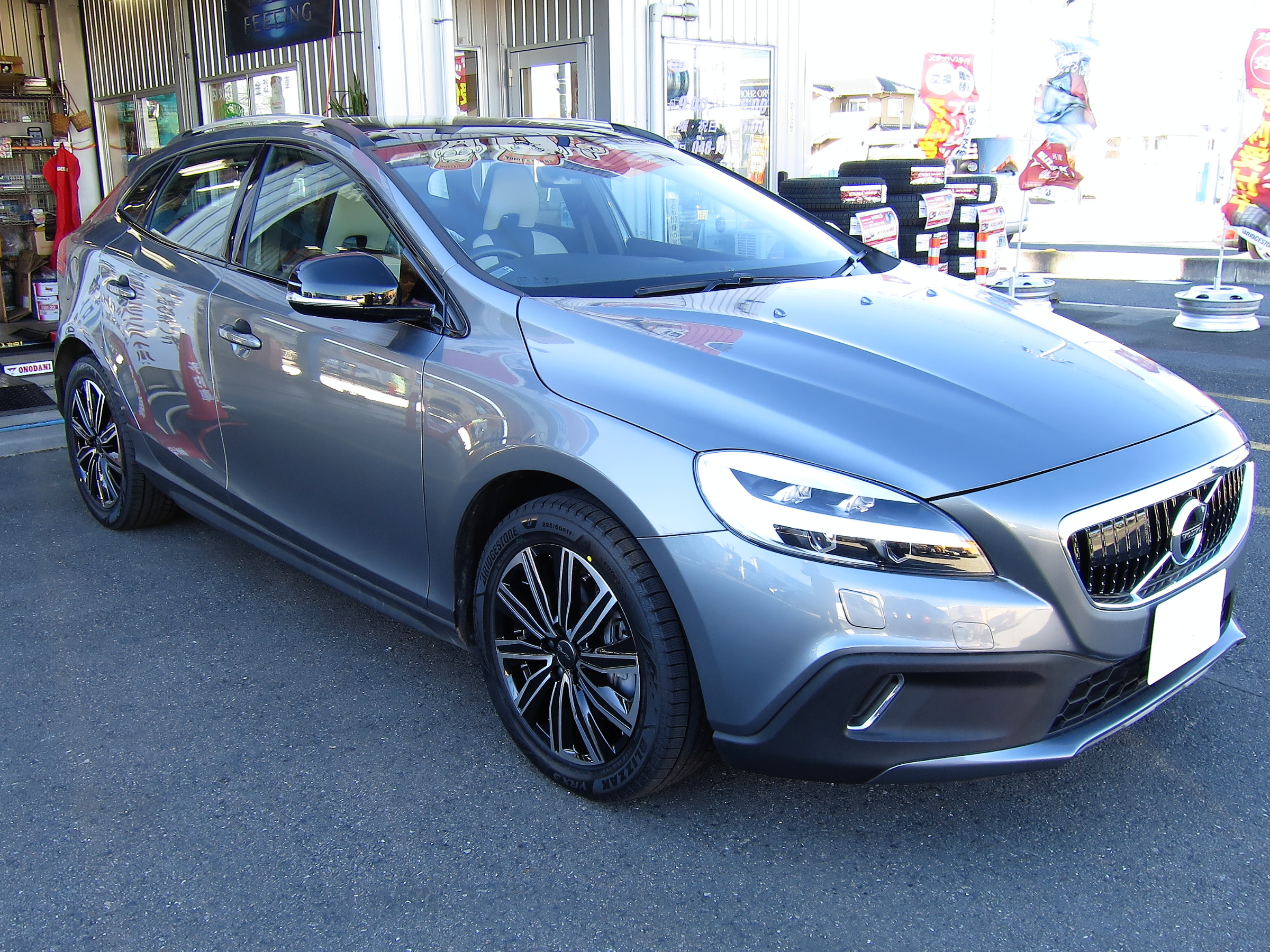 VOLVO V40にBLIZZAK VRX3とEURO ZWEI FK-10 BLACK POLISH のホイール