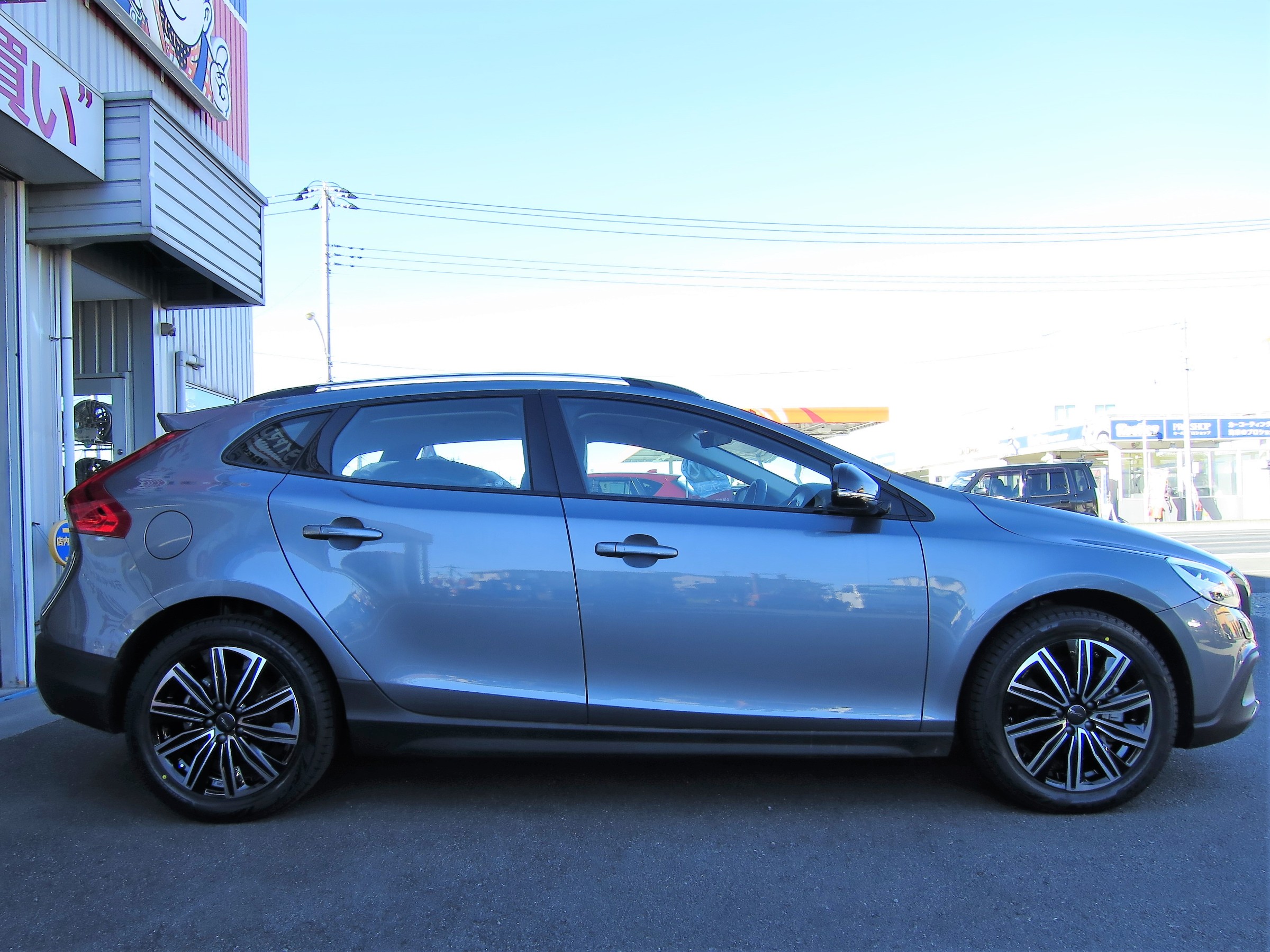 VOLVO V40にBLIZZAK VRX3とEURO ZWEI FK-10 BLACK POLISH のホイール
