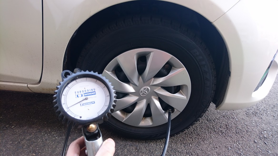 ご自分でスタッドレスタイヤへ交換をしたら空気圧のチェックもお忘れなく タイヤ タイヤ ホイール関連 空気圧充填 スタッフ日記 ミスタータイヤマン 上山 タイヤ カー用品ショップ ブリヂストンのタイヤ専門店