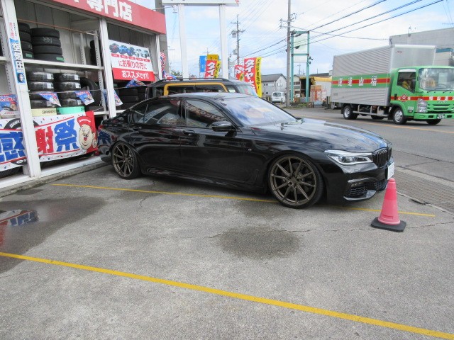 Bmw７５０iに22インチヴォッセ ランドクルーザー希望ナンバー取得 Mrワゴンパンク Bmw 7シリーズ ホイール タイヤ ホイール関連 乗用車用タイヤ交換 スタッフ日記 ミスタータイヤマン M Tech ブリヂストンのタイヤ専門店 ミスタータイヤマン