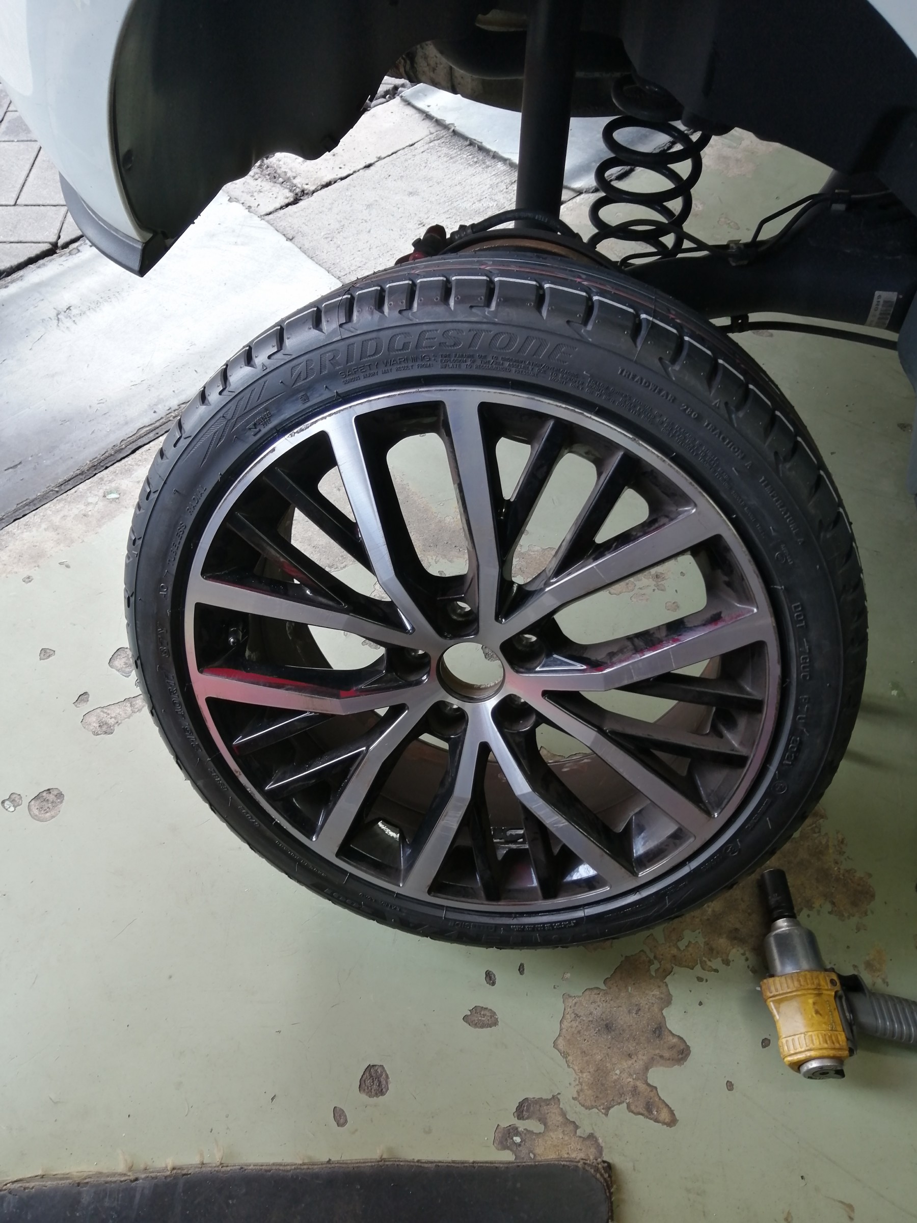 希少 Rライン純正】フォルクスワーゲン ティグアン 19in 8.5J +