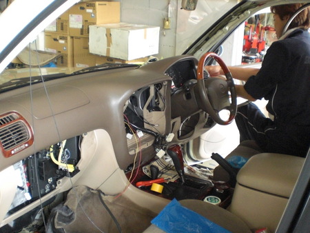 ランクル100系にナビ Hid取り付けました スタッフ日記 ミスタータイヤマン まんが 大阪府 和歌山県のタイヤ カー用品ショップ ブリヂストンのタイヤ専門店