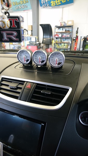 スズキ スイフト ZC32S カーボンボンネット、各種追加メーターの