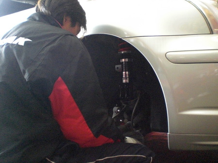 アベンシスワゴンに車高調 アルミホイール装着 E スタッフ日記 ミスタータイヤマン まんが 大阪府 和歌山県のタイヤ カー用品ショップ ブリヂストンのタイヤ専門店