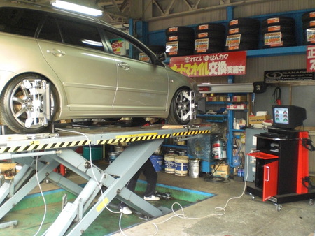 アベンシスワゴンに車高調 アルミホイール装着 E スタッフ日記 ミスタータイヤマン まんが 大阪府 和歌山県のタイヤ カー用品ショップ ブリヂストンのタイヤ専門店