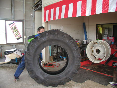 トラクタータイヤ交換 スタッフ日記 ミスタータイヤマン きくち 熊本県のタイヤ カー用品ショップ ブリヂストンのタイヤ専門店