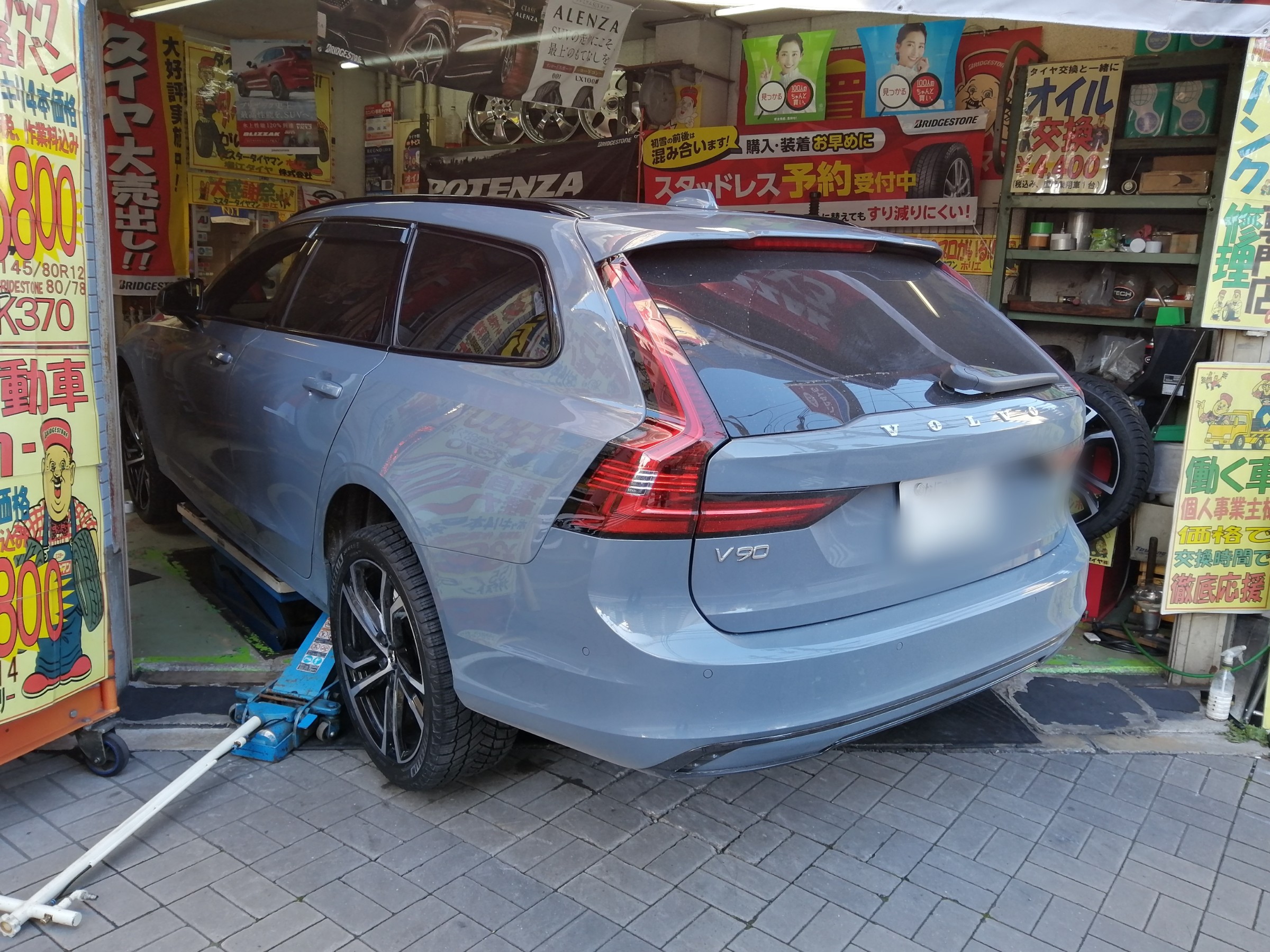ボルボ V90 スタッドレスタイヤ交換！！ (^_^)v | ボルボ V90 タイヤ