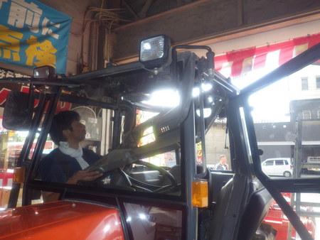 トラクターにオーディオ スピーカー取り付け ゝw V スタッフ日記 ミスタータイヤマン まんが 大阪府 和歌山県のタイヤ カー用品ショップ ブリヂストンのタイヤ専門店