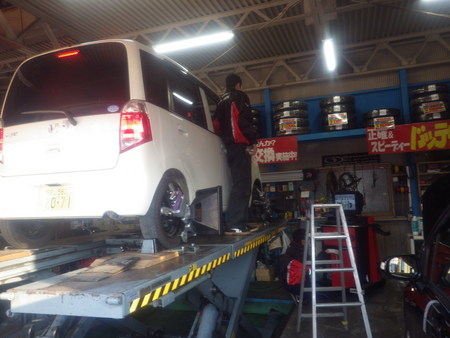 コーナーセンサー取り付けもお任せ スタッフ日記 ミスタータイヤマン まんが 大阪府 和歌山県のタイヤ カー用品ショップ ブリヂストンのタイヤ専門店