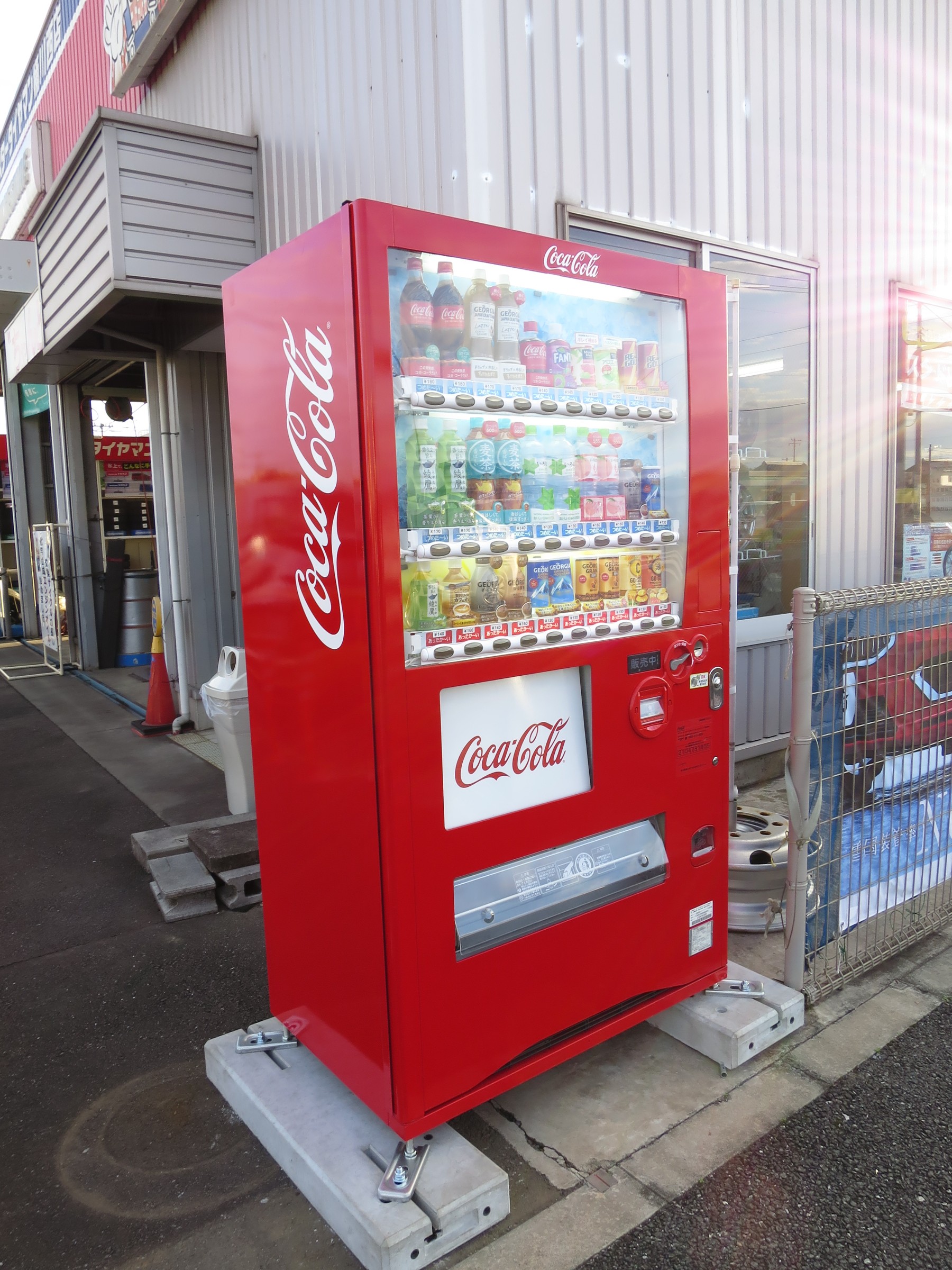 自動販売機を設置しました | スタッフ日記 | ミスタータイヤマン 桶川西店 | 埼玉県のタイヤ、カー用品ショップ ブリヂストンのタイヤ専門店