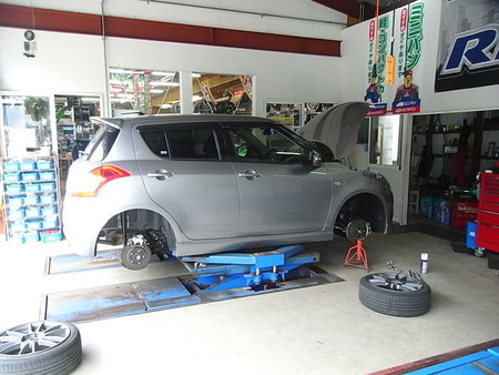 スイフト足回り交換 スタッフ日記 ミスタータイヤマン あらや 秋田県のタイヤ カー用品ショップ ブリヂストンのタイヤ専門店