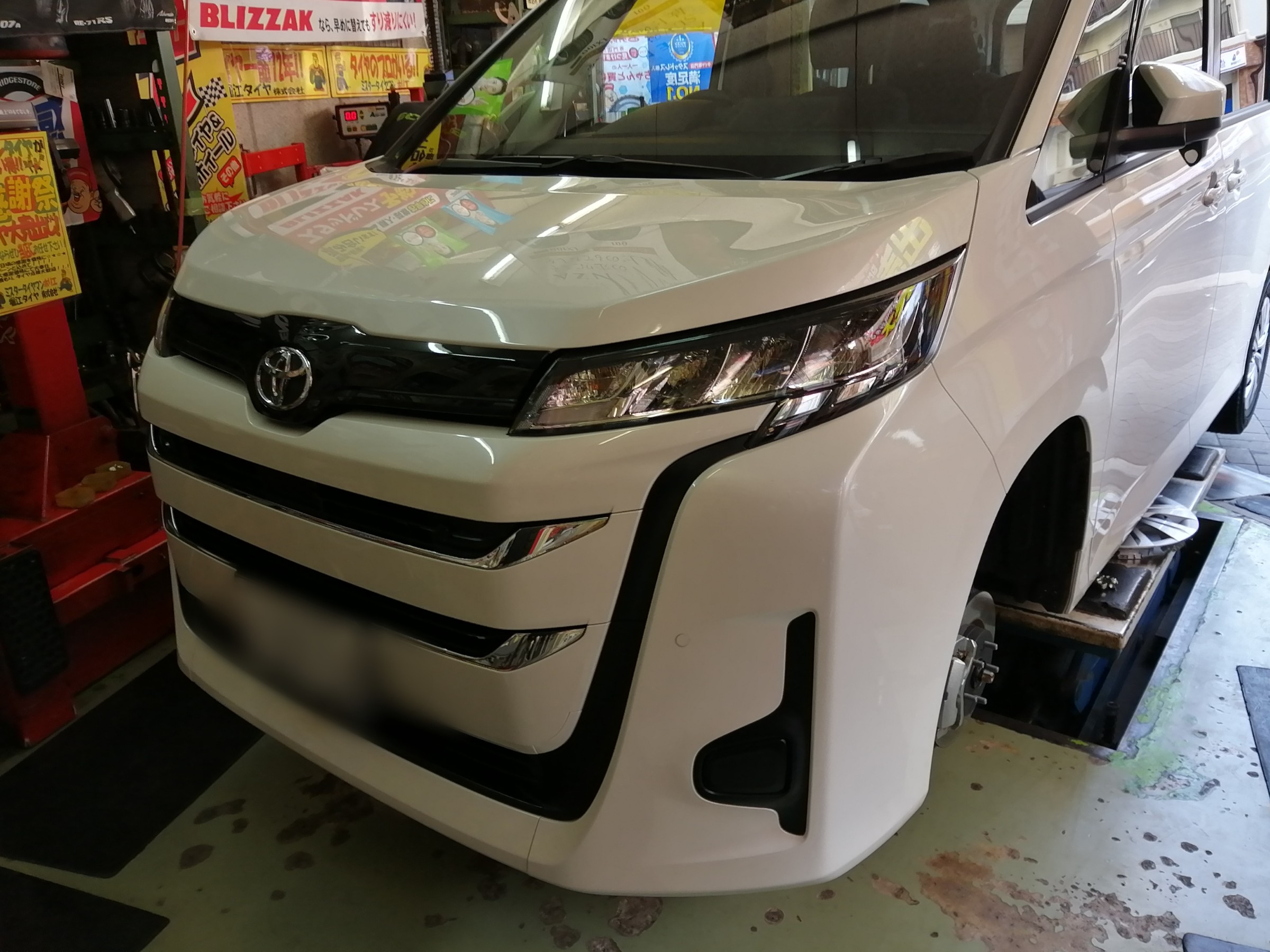 新型ノア スタッドレスタイヤ、アルミホイール交換 (^_^)v