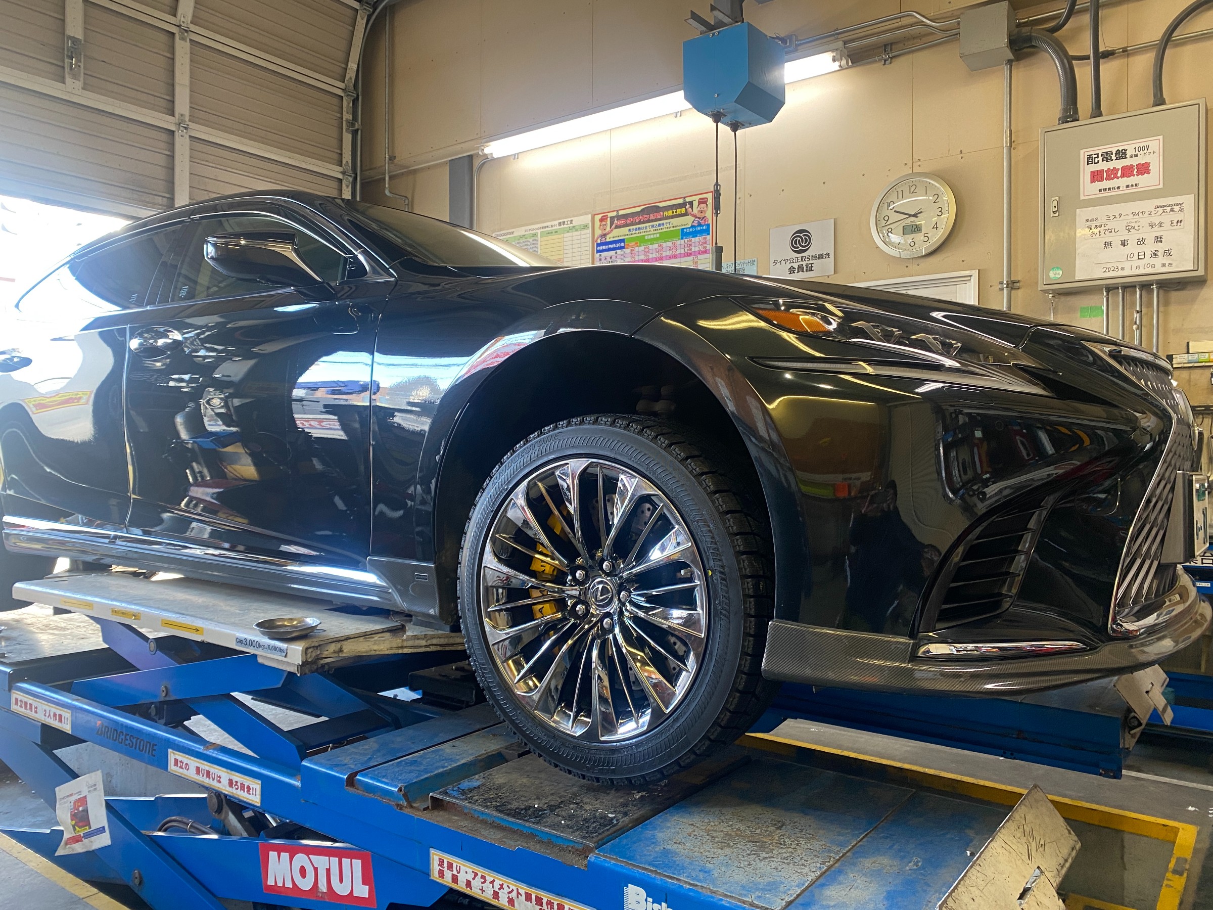LS500さん、ブリザックランフラット スタッドレスタイヤ交換 LS500さん、ブリザックランフラット スタッドレスタイヤ交換