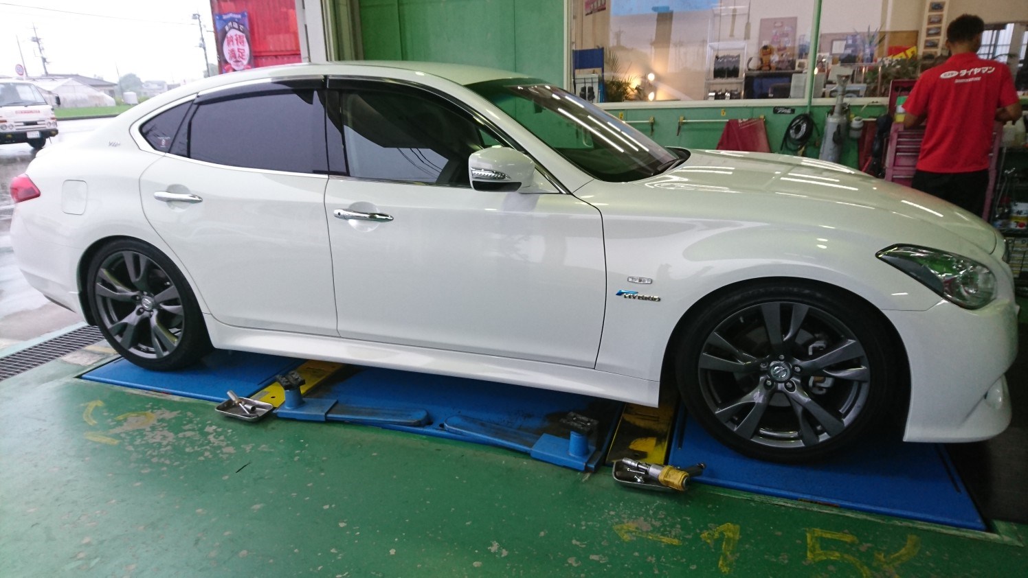 フーガ車高調取り付け 日産 フーガ 技術 サービス ミスタータイヤマン 南佐野 栃木県のタイヤ カー用品ショップ ブリヂストンのタイヤ専門店