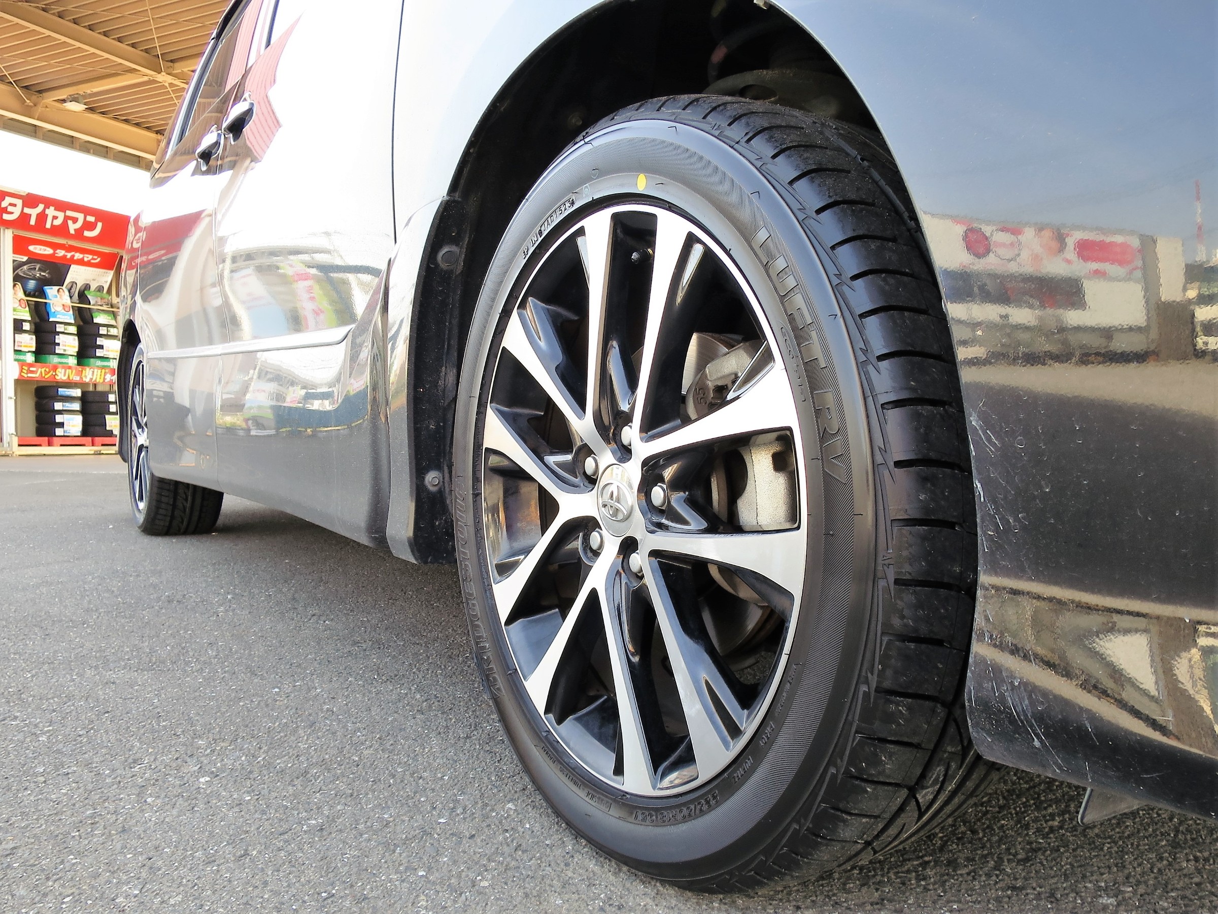 トヨタ エスティマにBRIDGESTONE LUFT RVを装着 | トヨタ