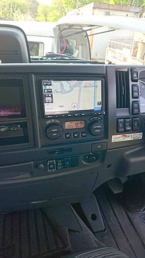 いすゞフォワード 8トン新車にカーナビゲーションのお取り付け