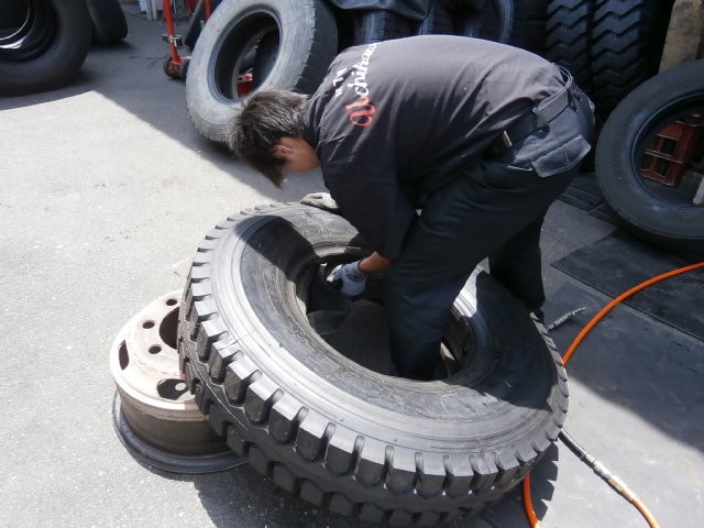 大きいタイヤも交換 タイヤ タイヤ ホイール関連 トラック用タイヤ交換 スタッフ日記 ミスタータイヤマン 内川 福岡県のタイヤ カー用品ショップ ブリヂストンのタイヤ専門店