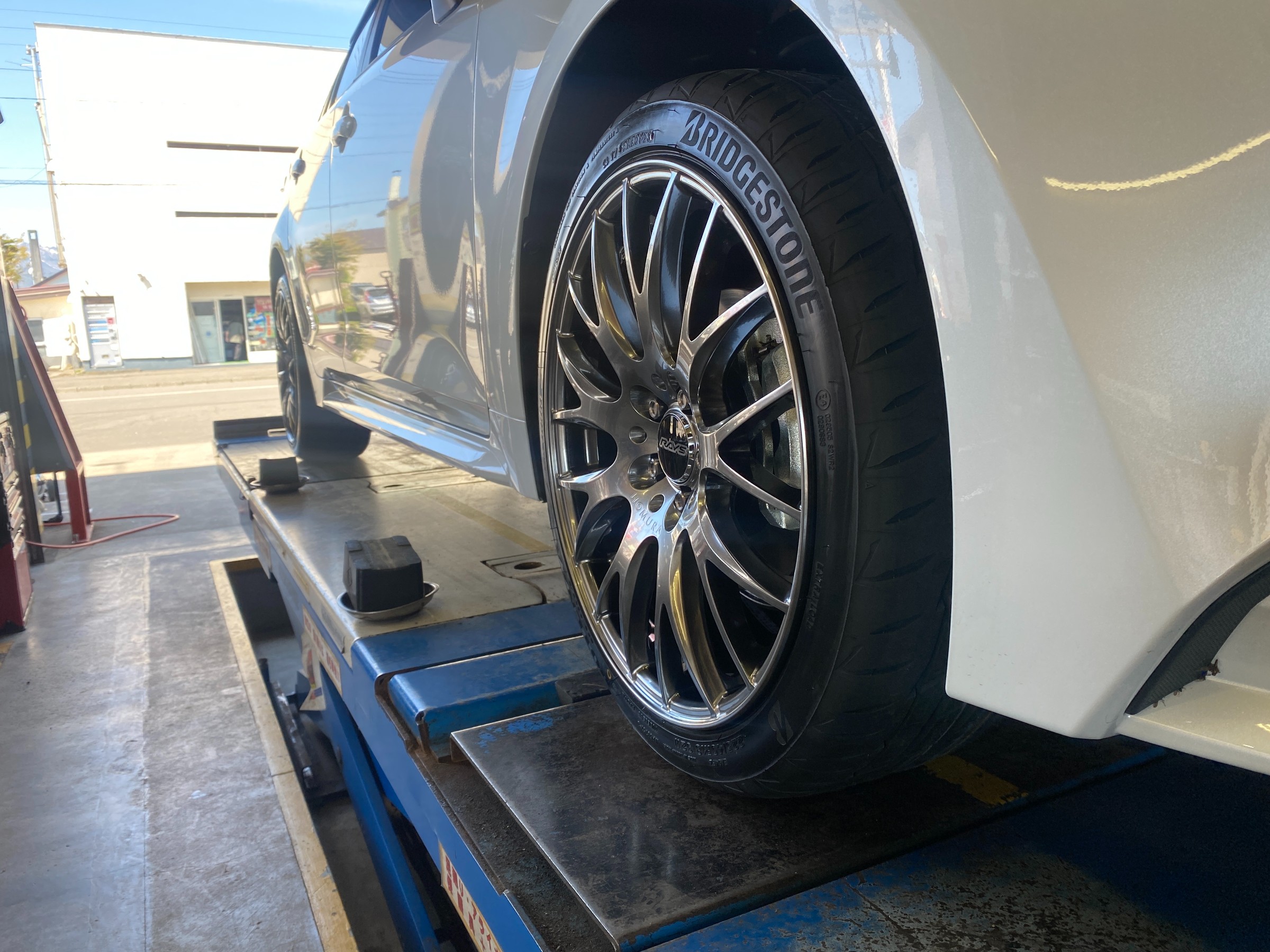 カローラツーリングさん、新車購入でインチアップ POTENZA&RAYS カローラツーリングさん、新車購入でインチアップ POTENZA&RAYS