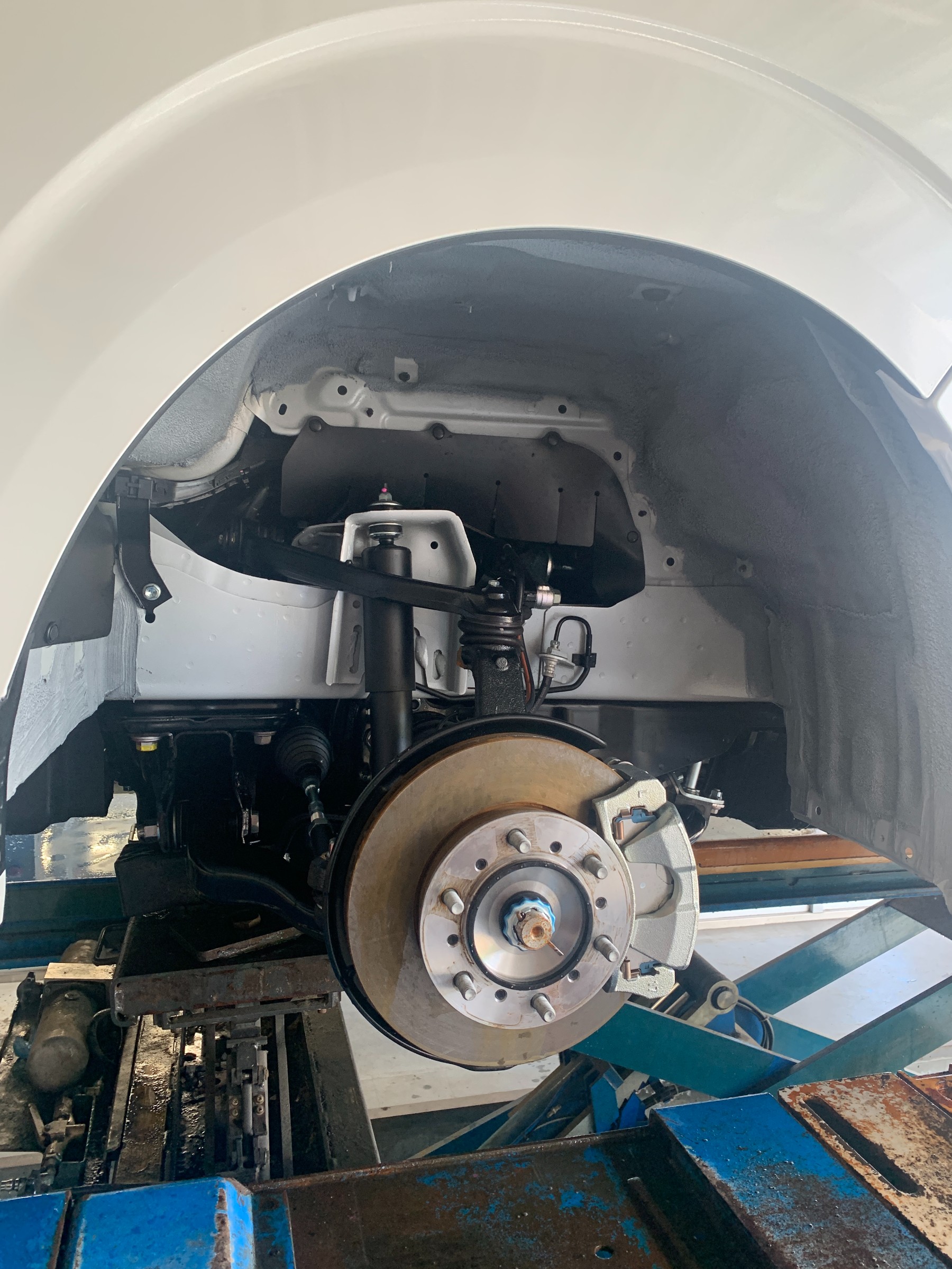 ピカピカの新車ハイエースに下回り防錆施工とRAV4アライメント調整