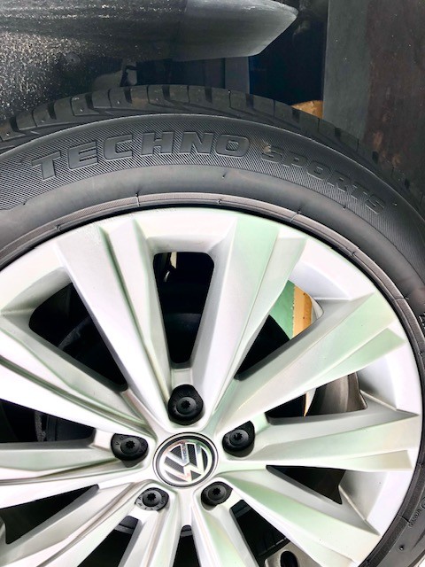 VWポロのタイヤ交換が続きます③ | フォルクスワーゲン ポロ タイヤ 